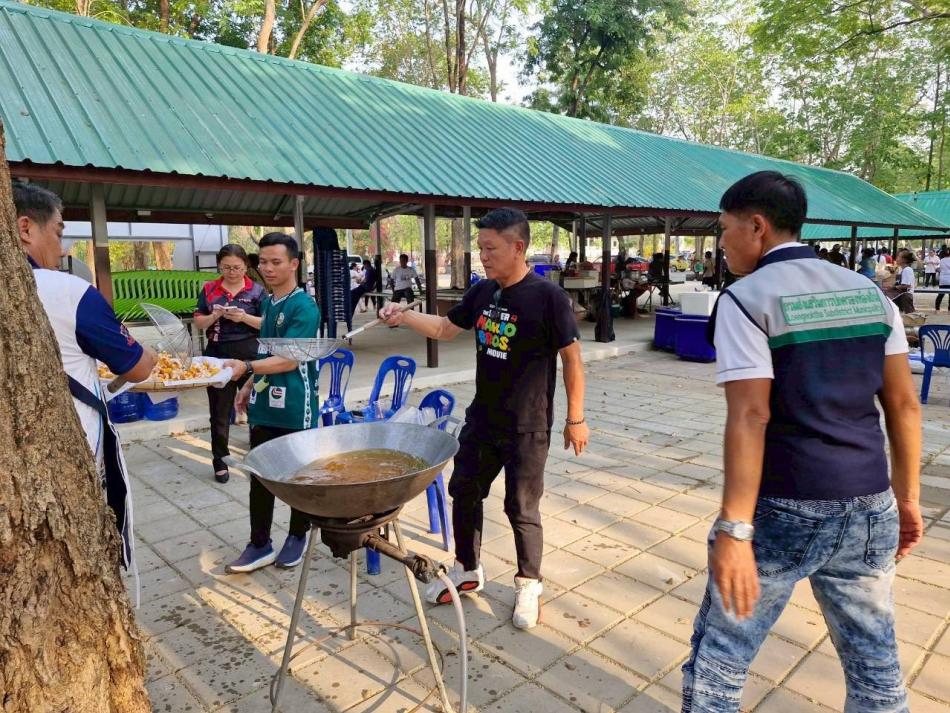 วันศุกร์ที่ 27 มีนาคม 2569 เวลา 15.00 น.       เทศบาลตำบลเลิงนกทา นายอิทธิชัยยะ จึงจิรโรจน์ นายกเทศมนตรีตำบลเลิงนกทา ร่วมกับคณะผู้บริหาร, ประธานสภาเทศบาล ,รองประธานสภาเทศบาล ,สมาชิกสภาเทศบาล,ปลัดเทศบาล,รองปลัดเทศบาล,หัวหน้าสำนักปลัดเทศบาล,ผู้อำนวยการกองต่างๆ,หัวหน้าฝ่าย, ข้าราชการ ,ข้าราชการครูโรงเรียนเทศบาลเลิงนกทา และพนักงานเทศบาล จัดทำโรงทานลูกชิ้นทอด เนื่องในวันบูรพาจารย์ วันที่27-28 มี.ค.69 พิธีพุทธาภิเษกและพิธีบรรพชาสามเณรภาคฤดูร้อน ประจำปี2569     ????ณ วัดป่าวังน้ำทิพย์ ตำบลสวาท อำเภอเลิงนกทา จังหวัดยโสธร