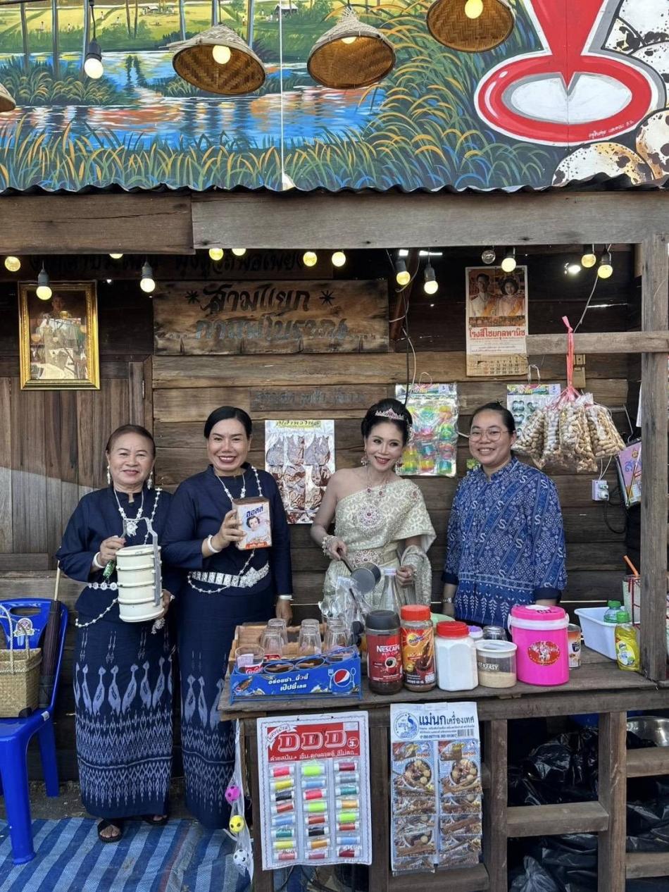 วันอาทิตย์ที่ 1 มีนาคม 2569  เวลา 15.00 น.       นางณัฐชยา จารุสันต์ รองนายกเทศมนตรีตำบลเลิงนกทา ,นางลำดวน สิทธิผล และนางกรกนก เดชเสน สมาชิกสภาเทศบาลตำบลเลิงนกทา เป็นตัวแทนเทศบาลตำบลเลิงนกทา เข้าร่วมเดินขบวนแห่และประชาสัมพันธ์งานวันสถาปนาจังหวัดยโสธรและงานกาชาด ประจำปี 2569         โดยนางณัฐชยา จารุสันต์ รองนายกเทศมนตรี แต่งกายด้วยชุดไทยจักรี เข้าร่วมในขบวนชุดผ้าไทยราชนิยม และนางลำดวน สิทธิผล ,นางกรกนก เดชเสน สมาชิกสภาเทศบาลตำบลเลิงนกทา ถือขันหมากเบ็ง เข้าร่วมขบวนในครั้งนี้ด้วย ????ณ เวทีกลางงานสถาปนาจังหวัดยโสธร สวนสาธารณะ บุ่งน้อย - บุ่งใหญ่ ตำบลในเมือง อำเภอเมืองยโสธร จังหวัดยโสธร